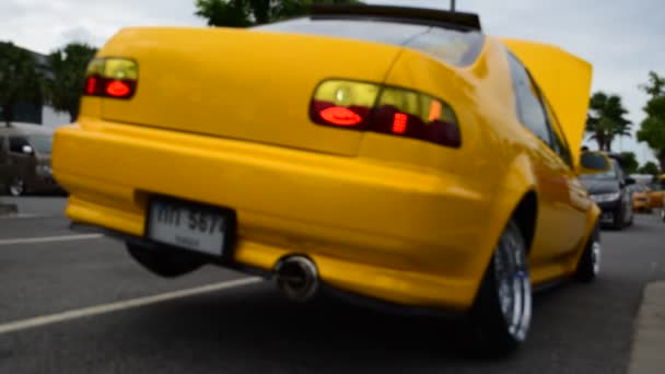 Samochód w stylu Vip Wyświetlono w przypadku Rack ostrości — Wideo stockowe