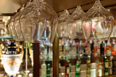 Viski cam ve şişe viski Bar