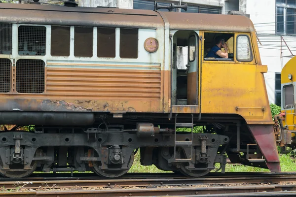 Управление локомотивом для переключения железной дороги — стоковое фото