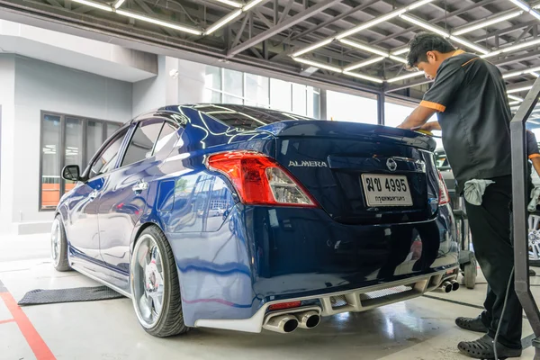 Polishing the car — Stock Photo, Image