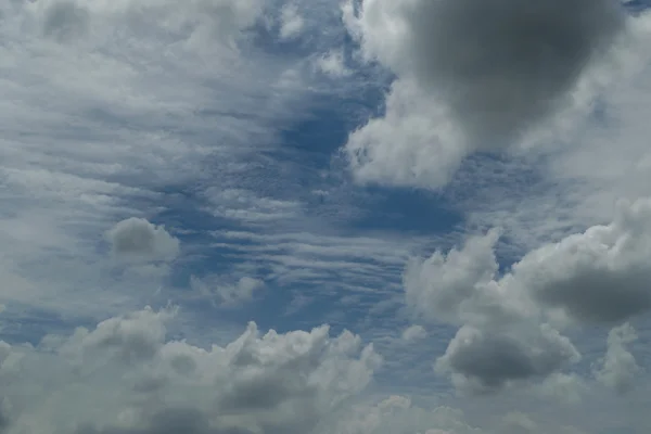 Céu azul e nuvem branca — Fotografia de Stock