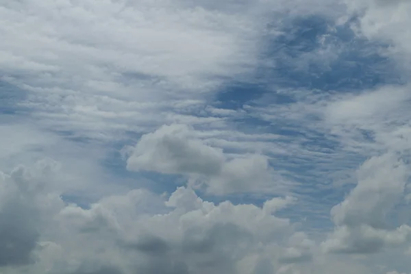 Céu azul e nuvem branca — Fotografia de Stock