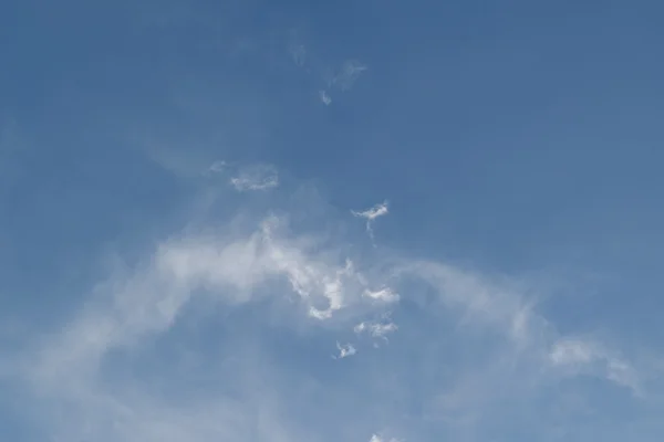 Céu azul e nuvem branca — Fotografia de Stock