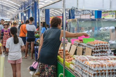 Tay markette taze yumurta