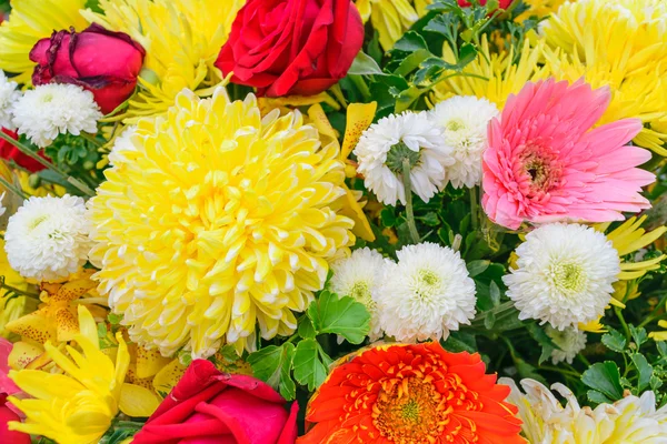 Flor amarela em um buquê — Fotografia de Stock