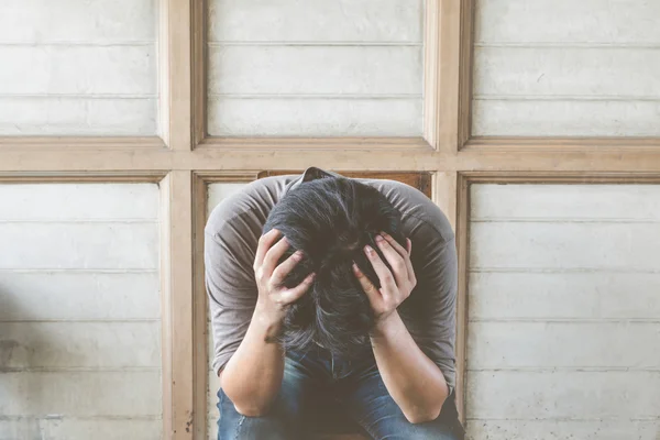 Sandalye üzerinde endişeli adam