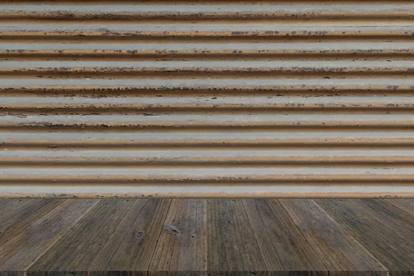 Terrazza in legno e metallo ruggine struttura della parete — Foto Stock