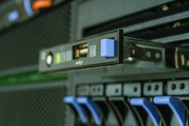 Sunucu panel ve RAID depolama