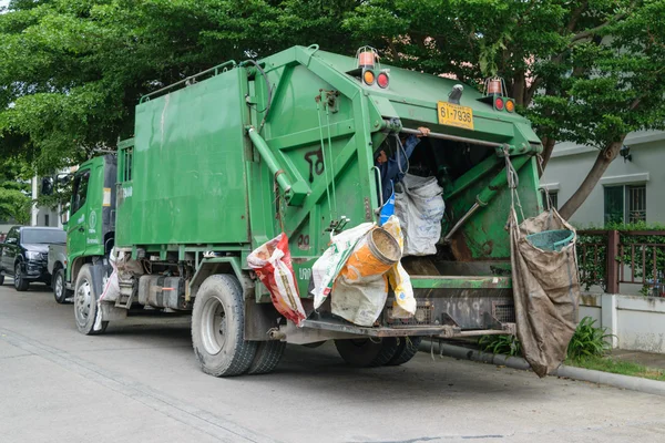 Ashman carrega lixo em um caminhão — Fotografia de Stock