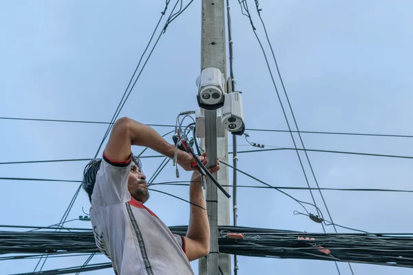 Trabajar para instalar el sistema de CCTV — Foto de Stock