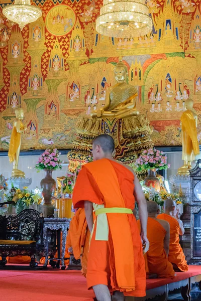 Adoración monje tailandés en templo — Foto de Stock