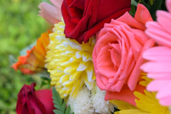 Schöne Rosenblume in einem Strauß — Stockfoto