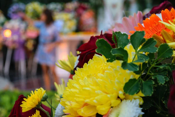 Gelbe Blume in einem Strauß — Stockfoto