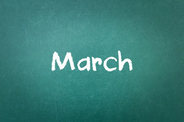 Groene krijtbord muur textuur met een woord maart — Stockfoto