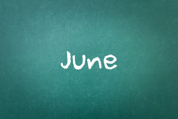 Groene krijtbord muur textuur met een woord juni — Stockfoto