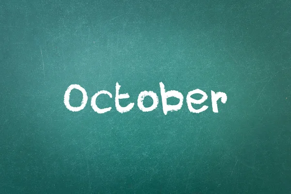 Groene krijtbord muur textuur met een woord oktober — Stockfoto