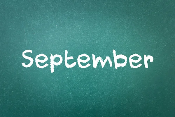 Groene krijtbord muur textuur met een woord September — Stockfoto