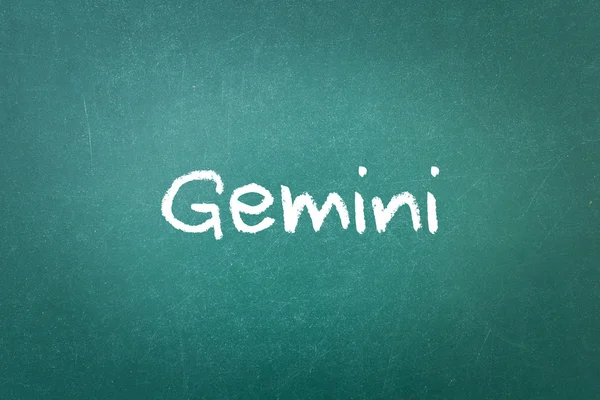 Textura de parede de quadro negro verde com uma palavra Gemini — Fotografia de Stock
