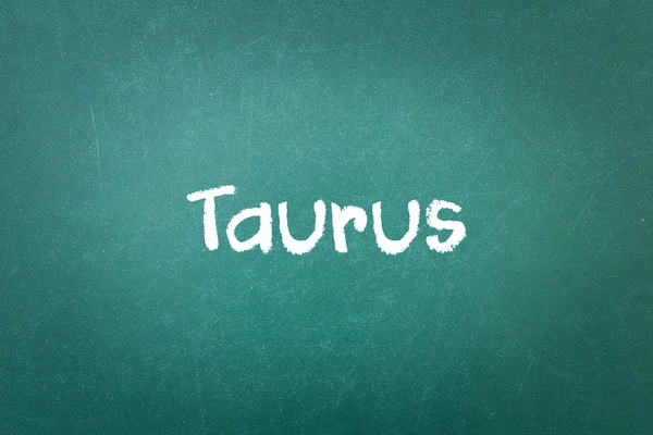 Textura de parede de quadro negro verde com uma palavra Taurus — Fotografia de Stock