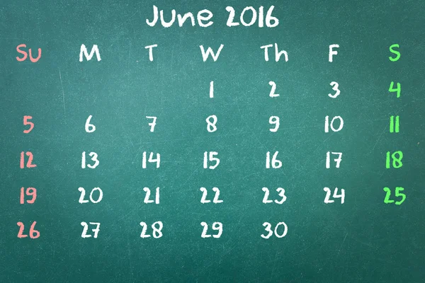 Groene krijtbord muur textuur met een woord kalender 2016 juni — Stockfoto