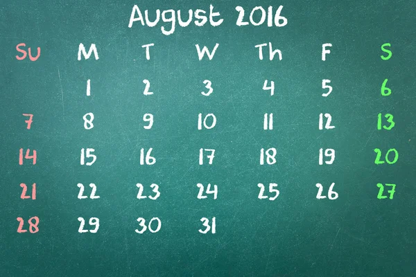 Groene krijtbord muur textuur met een woord kalender 2016 augustus — Stockfoto