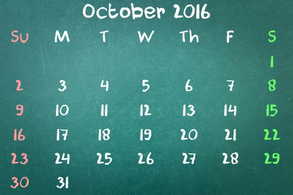 Groene krijtbord muur textuur met een woord kalender 2016 oktober — Stockfoto