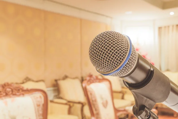 Microfone na sala de reuniões, estilo vintage — Fotografia de Stock