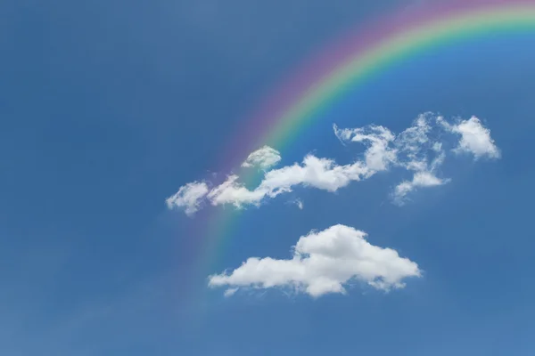 Céu azul com arco-íris — Fotografia de Stock