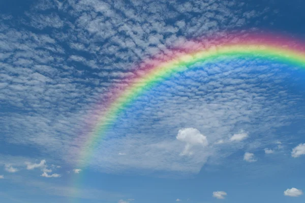 Céu azul com arco-íris — Fotografia de Stock