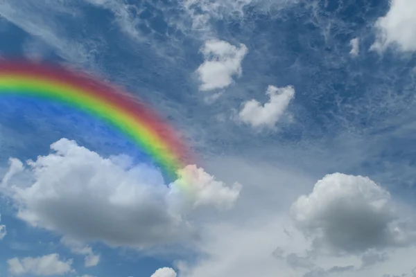 Cielo blu con arcobaleno — Foto Stock