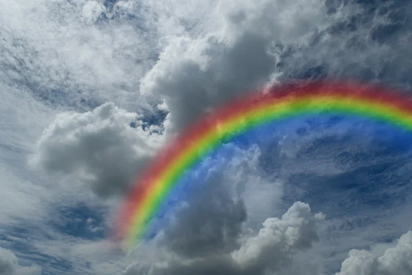 Cielo blu con arcobaleno — Foto Stock