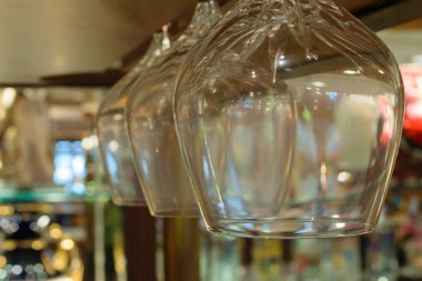 Viski cam ve şişe viski Bar