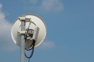 Uydu anteni ve gökyüzü