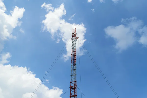 Torre de antena e céu — Fotografia de Stock
