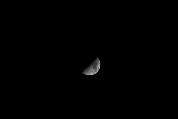 Місяць 19 листопада 2015 19:17 — стокове фото