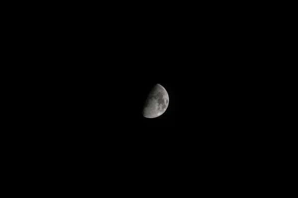 Månen på 20 Nov 2015 19:28 — Stockfoto