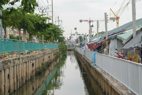 Verschmutzter Kanal und Markt — Stockfoto