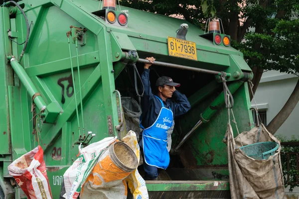 Ashman carga basura en un camión — Foto de Stock