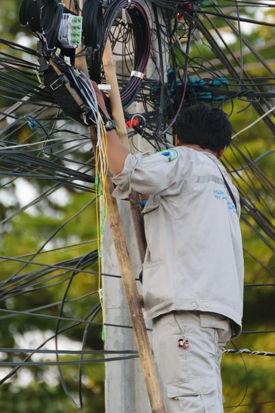 Trabalhando para instalar o sistema de fibra de internet — Fotografia de Stock