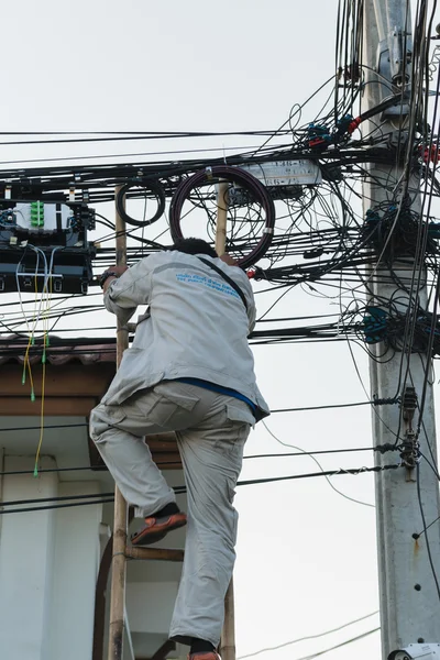 Trabalhando para instalar o sistema de fibra de internet — Fotografia de Stock