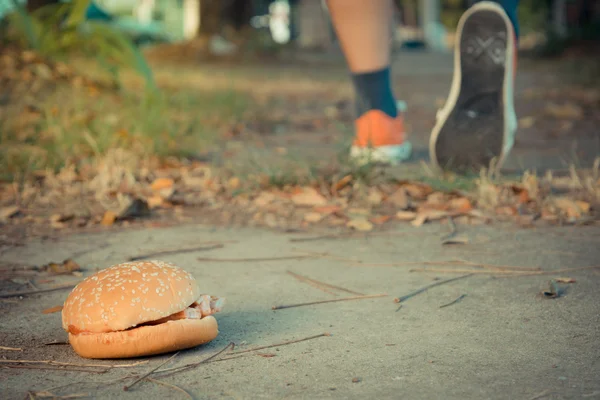 Гамбургер и бег трусцой, процесс в винтажном стиле — стоковое фото