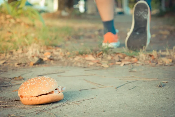 Hamburger et jogging, processus dans un style vintage — Photo