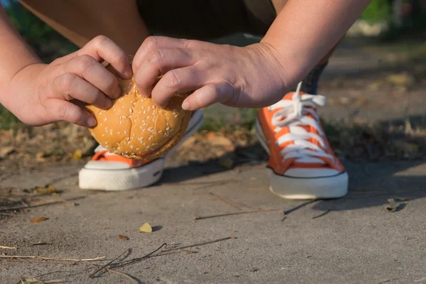 Hamburger i jogging — Zdjęcie stockowe