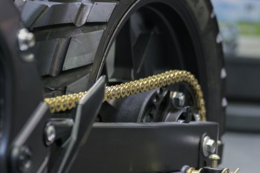 Motosiklet zincir ve zincir dişli araba gösterisi halinde zoom