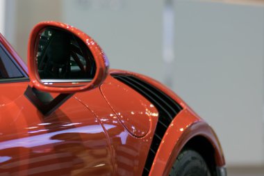 Spor araba ayna ve çamurluk araba gösterisi halinde zoom