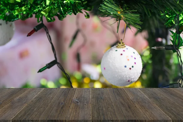 Ξύλινη βεράντα και διακόσμηση χριστουγεννιάτικων δέντρων — Φωτογραφία Αρχείου