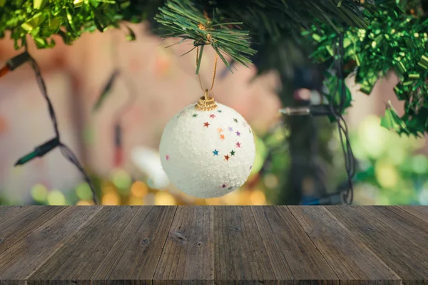 木製テラスとクリスマス ツリーの装飾、ヴィンテージの処理 — ストック写真