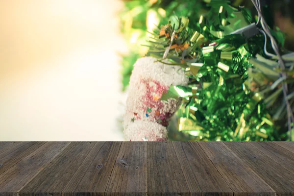 Terraza de madera y decoración de árboles de Navidad, proceso en vintage — Foto de Stock