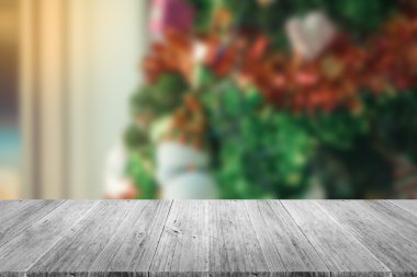 Ahşap Teras ve bulanık bir Noel ağacı süsle, işleme 
