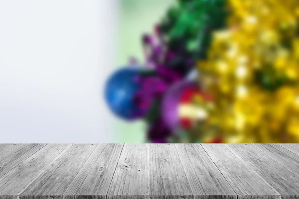 Terraza de madera y borrosa de la decoración del árbol de Navidad — Foto de Stock